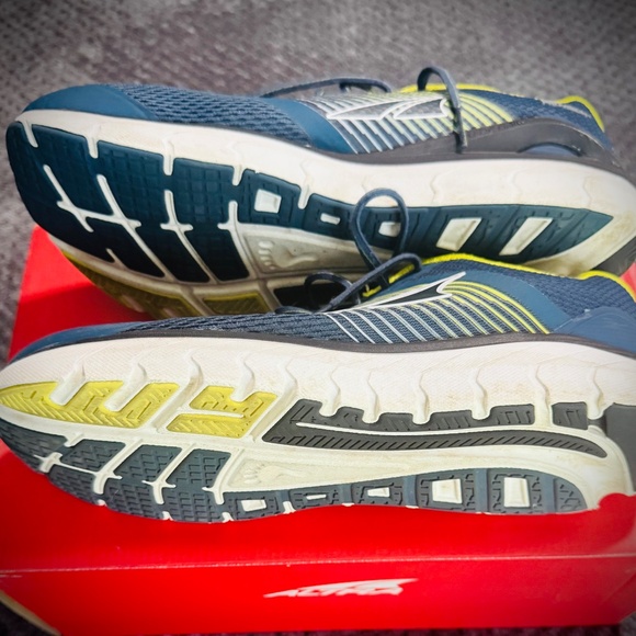 Altra Running Shoe - Picture 3 of 4